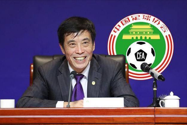 “他的伤势很严重，所以要一步一步来，但他正在和我们一起训练，他很积极，所以很快他就会回来。